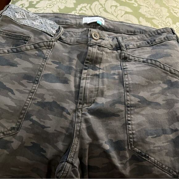 Anthropologie Camo Cropped Cargo Pants Embroidered Detail, Size 16W, New w/ Tag - Picture 8 of 10